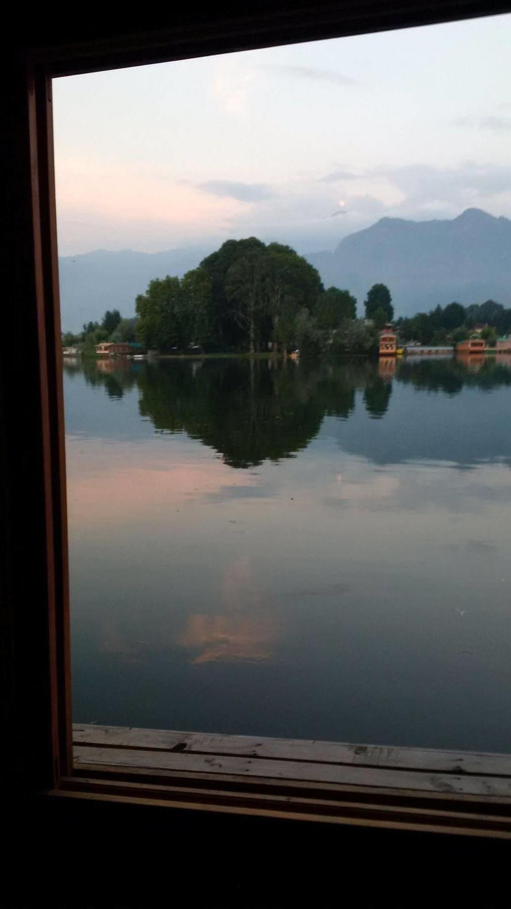 Hotel Mascot Houseboats Srīnagar Zewnętrze zdjęcie